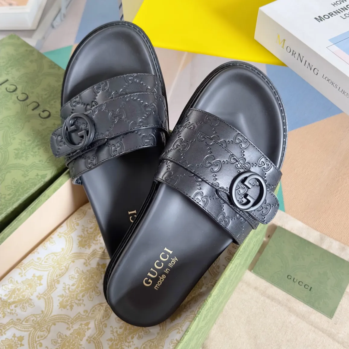 [G Home] Men's Men's Shoes💰: 300💰Size: 38-45 🆕2024Gucci Gucci Summer New Style Double G Presbyopia Flip-flops Cross Sandals Thick Sole Slippers Beach Shoes Original Purchase and Development Production G family's 2024 new summer dark horse items, fashion bloggers at home and abroad have put on the show, and it has become popular on social platforms at home and abroad. Fashionistas must pay for it, and they spend a lot of money to create ingenious craftsmanship and accurately restore every detail. Exquisite packaging at the delivery counter🛍📦 ▪️ Fabric: Original imported double G presbyopic leather ▪️ Lining: Original imported leather ▪️ Sole: Original open molded T men's shoes 💰U outsole ▪️ Bottom thickness: 3CM